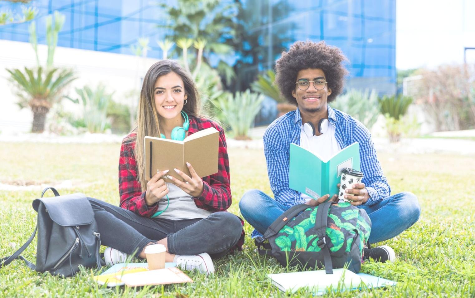 Estudiantes analizando gráficos financieros en sesión práctica