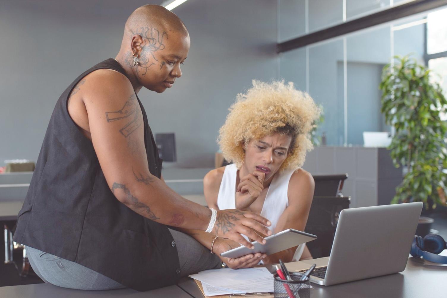 Sesión de planificación financiera personalizada en oficinas lumorendixa